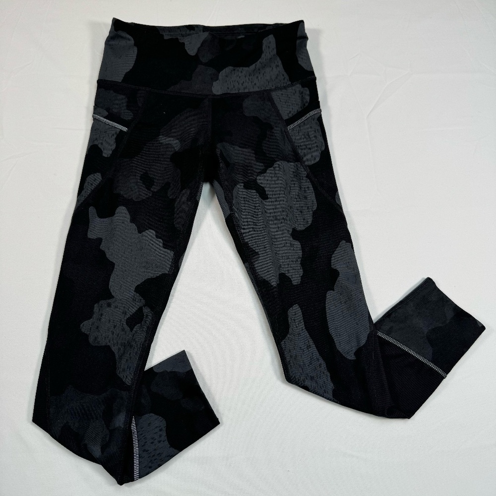 Athleta Reflective Relay Capri Legging Womens Size XXS Black Camo Zipper Pocket